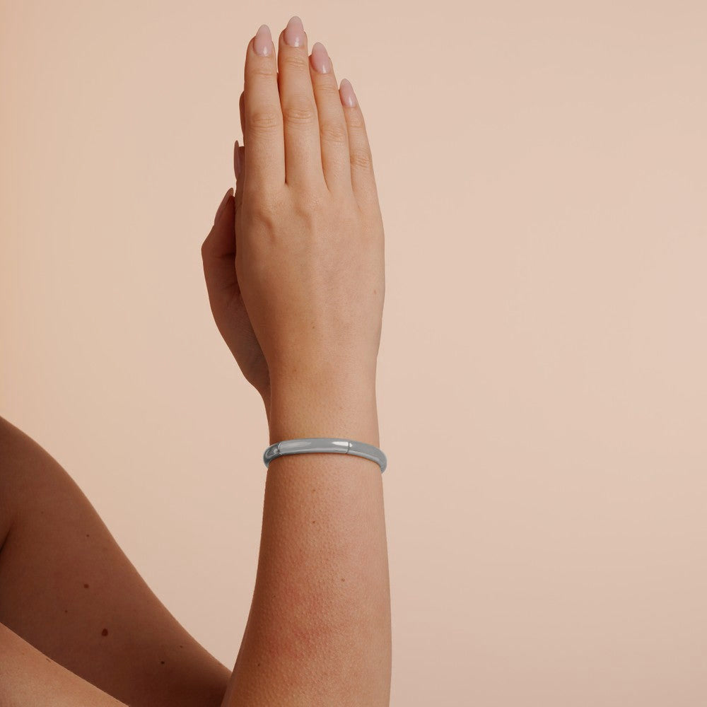 Brick shiny oval small elastic bracelet Silver på modell