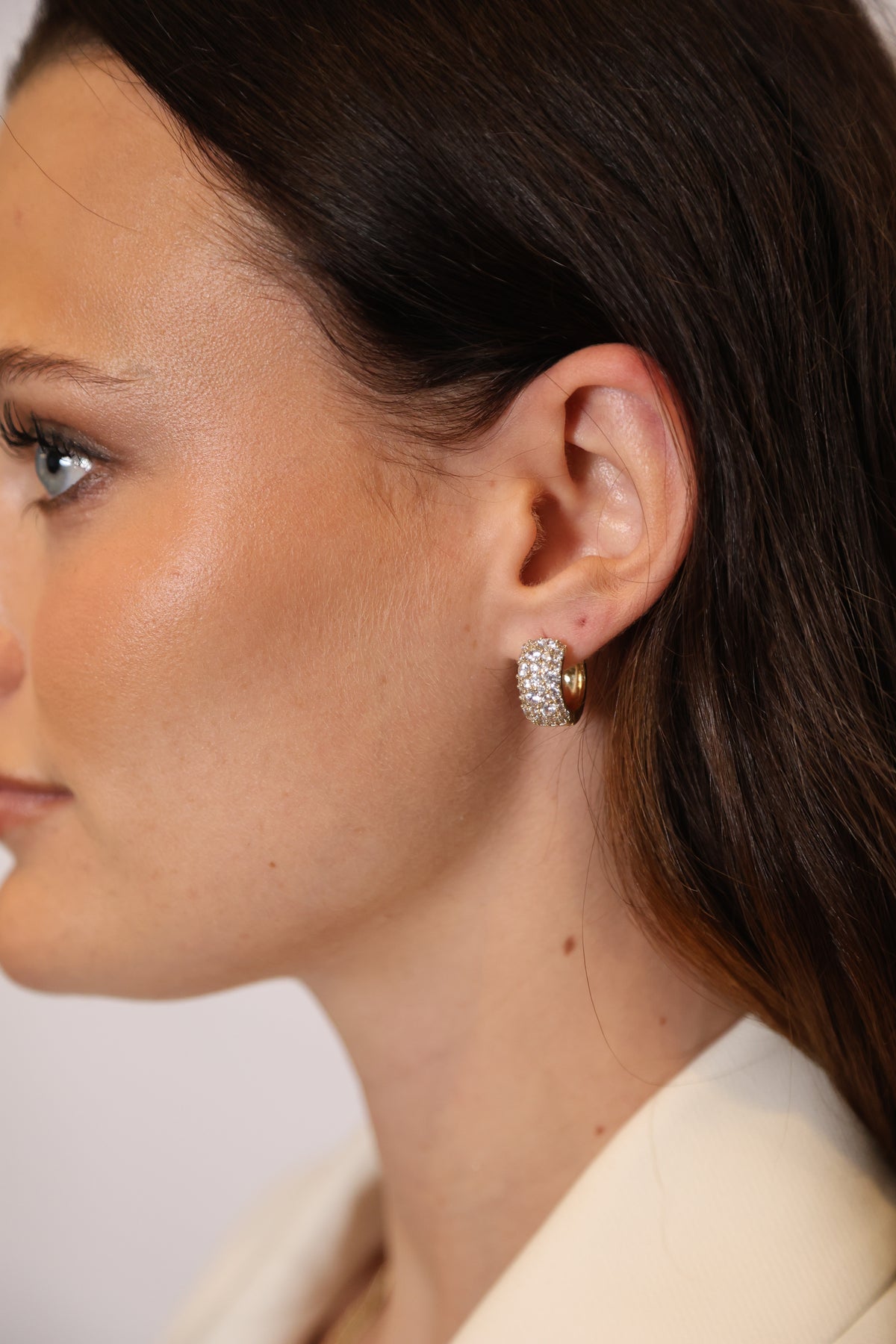 Copenhagen wide ring ear Guld/klar närbild