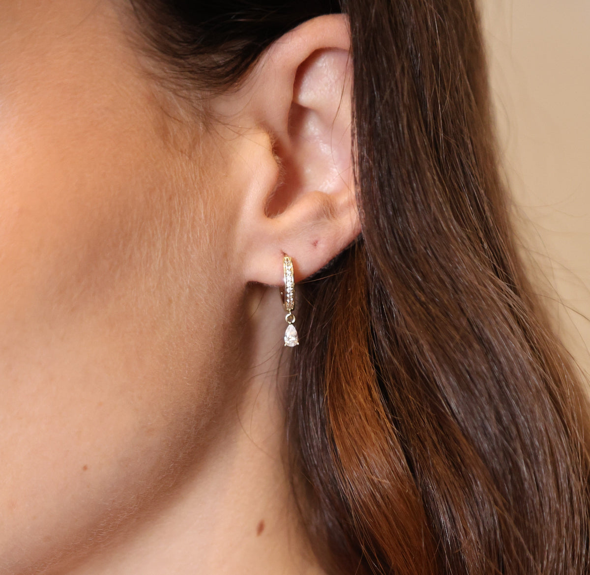 Camille drop ring ear Guld/klar närbild