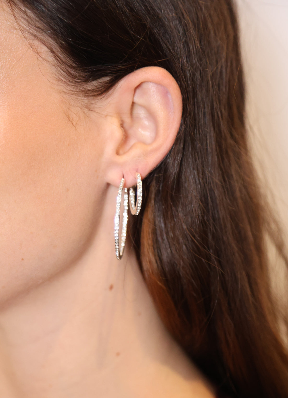 Story ring ear Silver/klar på modell