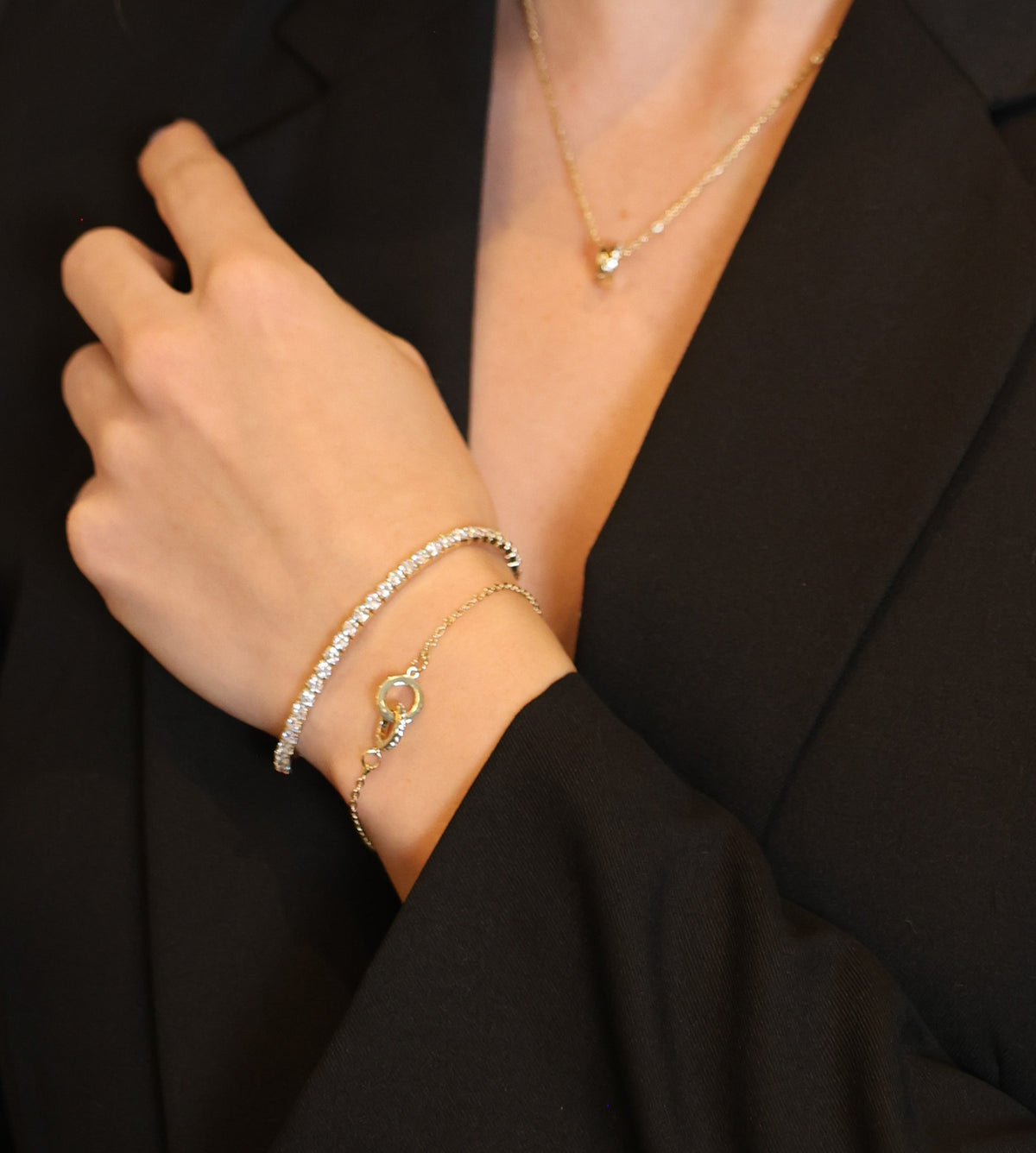 Connected chain bracelet Guld/klar och Meadow elastic bracelet Silver/klar på modell