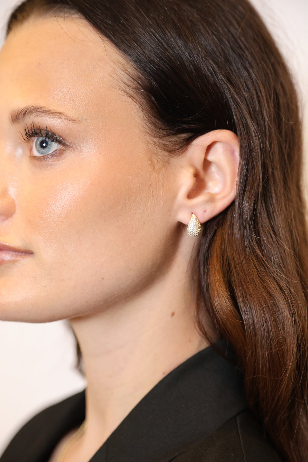 Naomi drop earring Guld/klar på modell