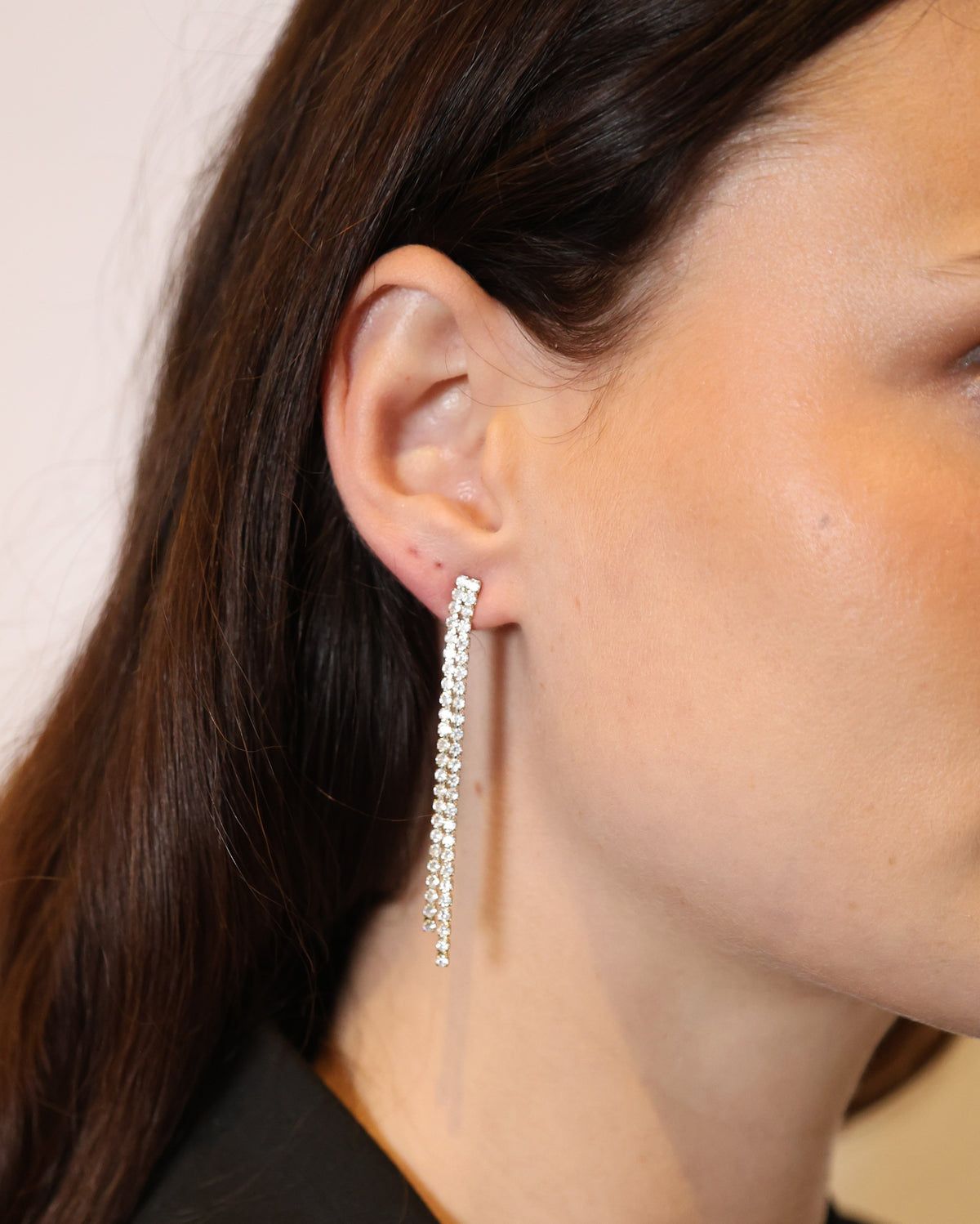 Siri stone tassle earring Guld/klar på modell