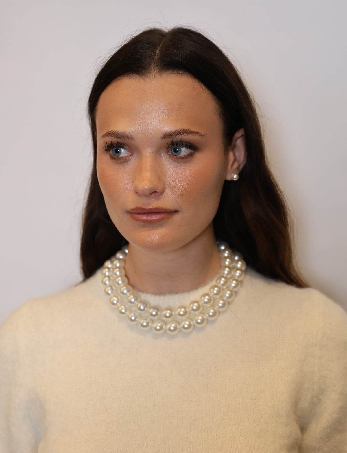 SNÖ ICON two row big pearl necklace Silver på modell