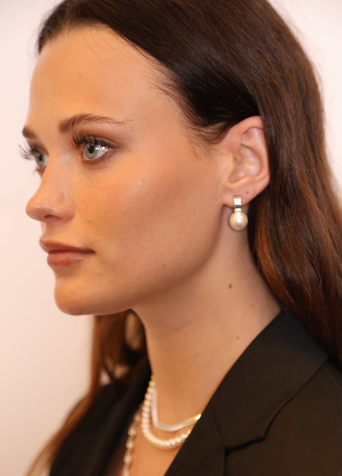 Adriana earring Silver på modell