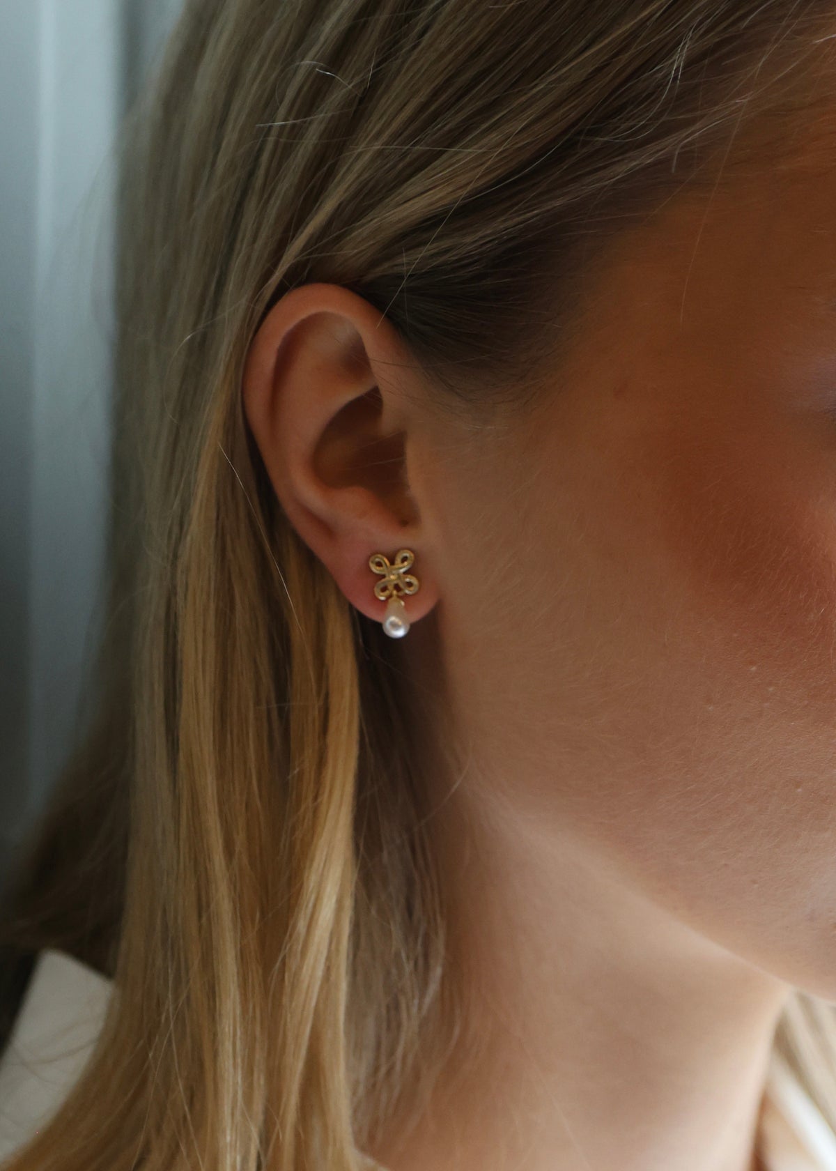 Lacy pearl pendant earring Guld