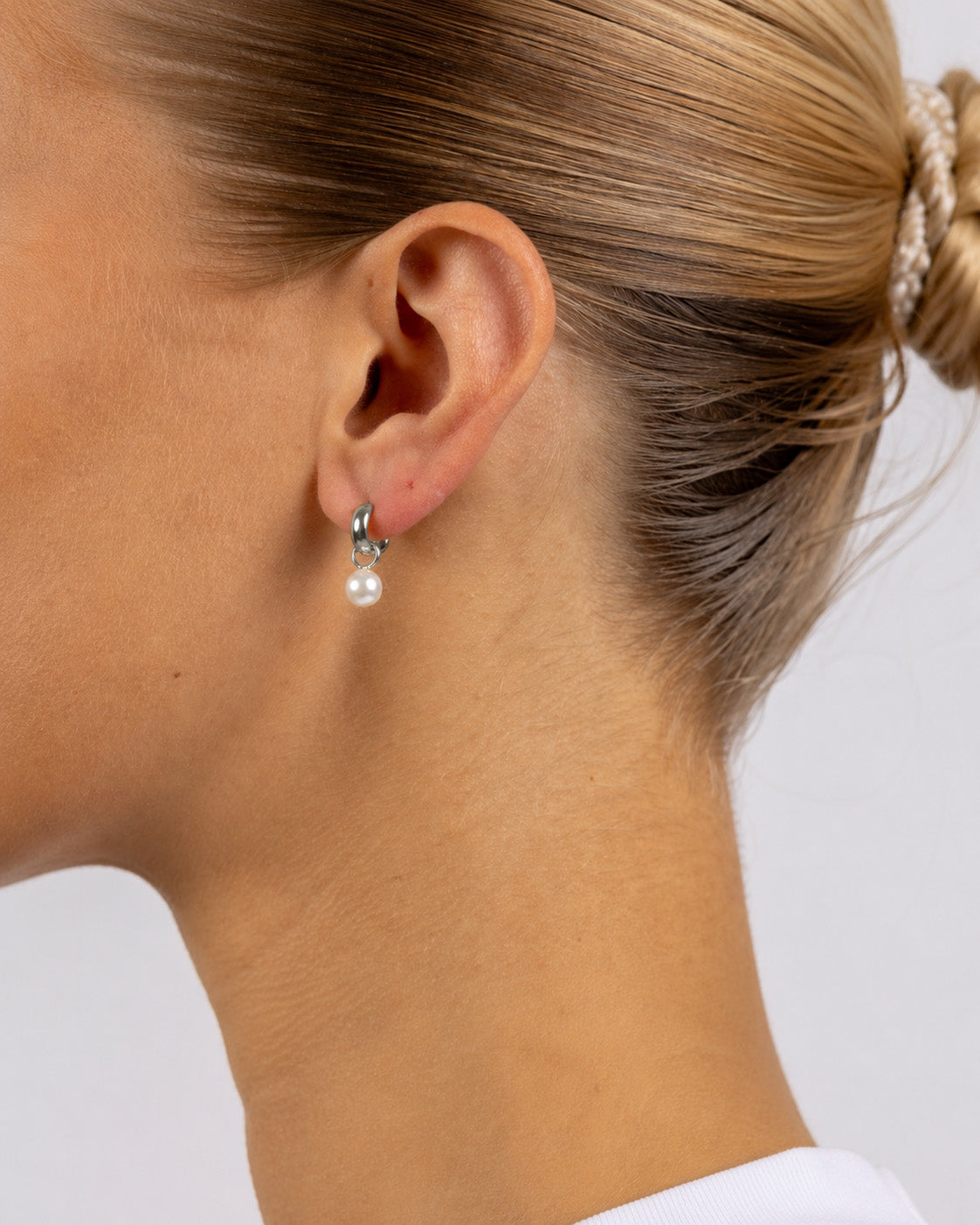 Largo pearl pendant chunky earring Silver på modell