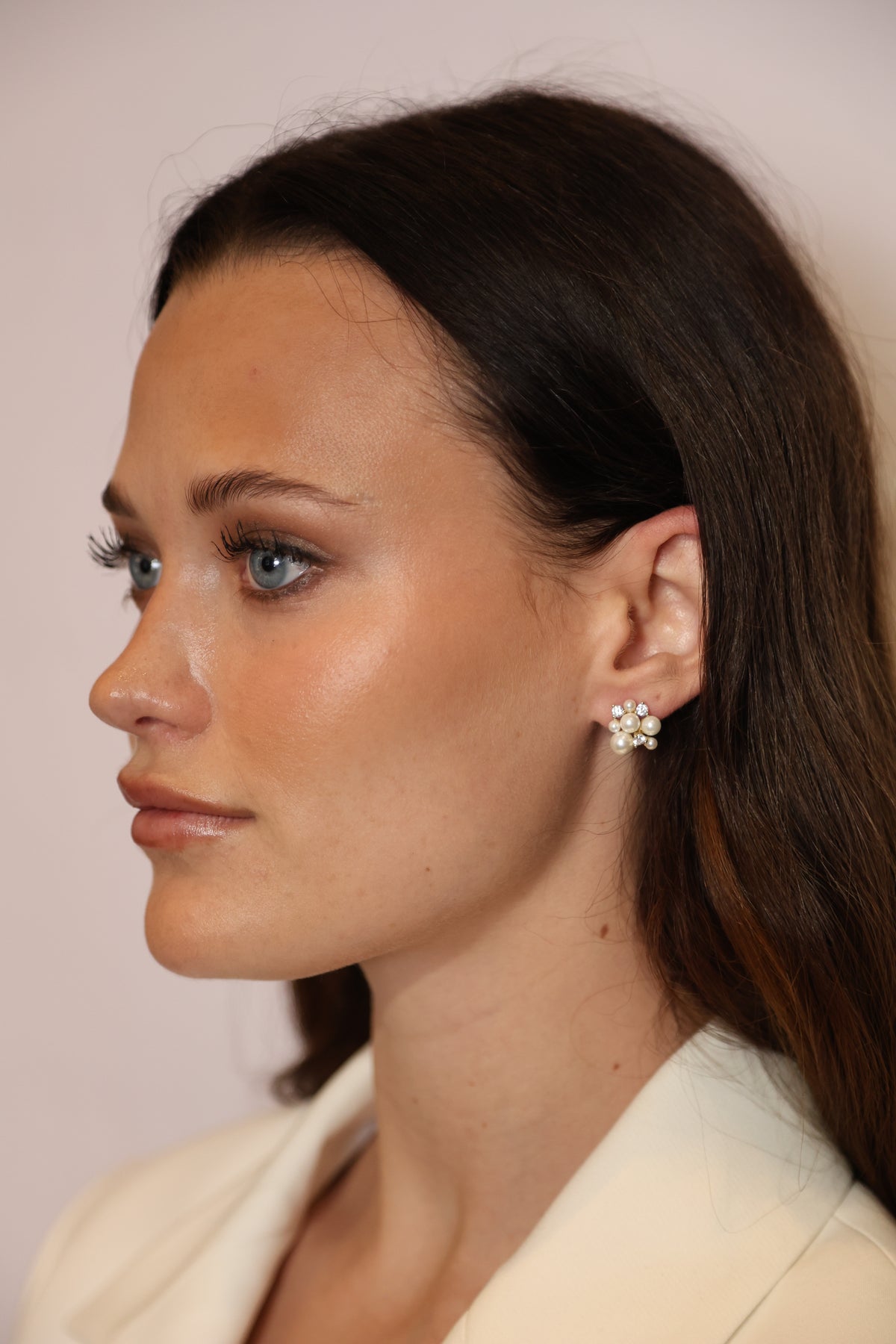 Mayfair irregular pearl ear Guldpläterad på modell