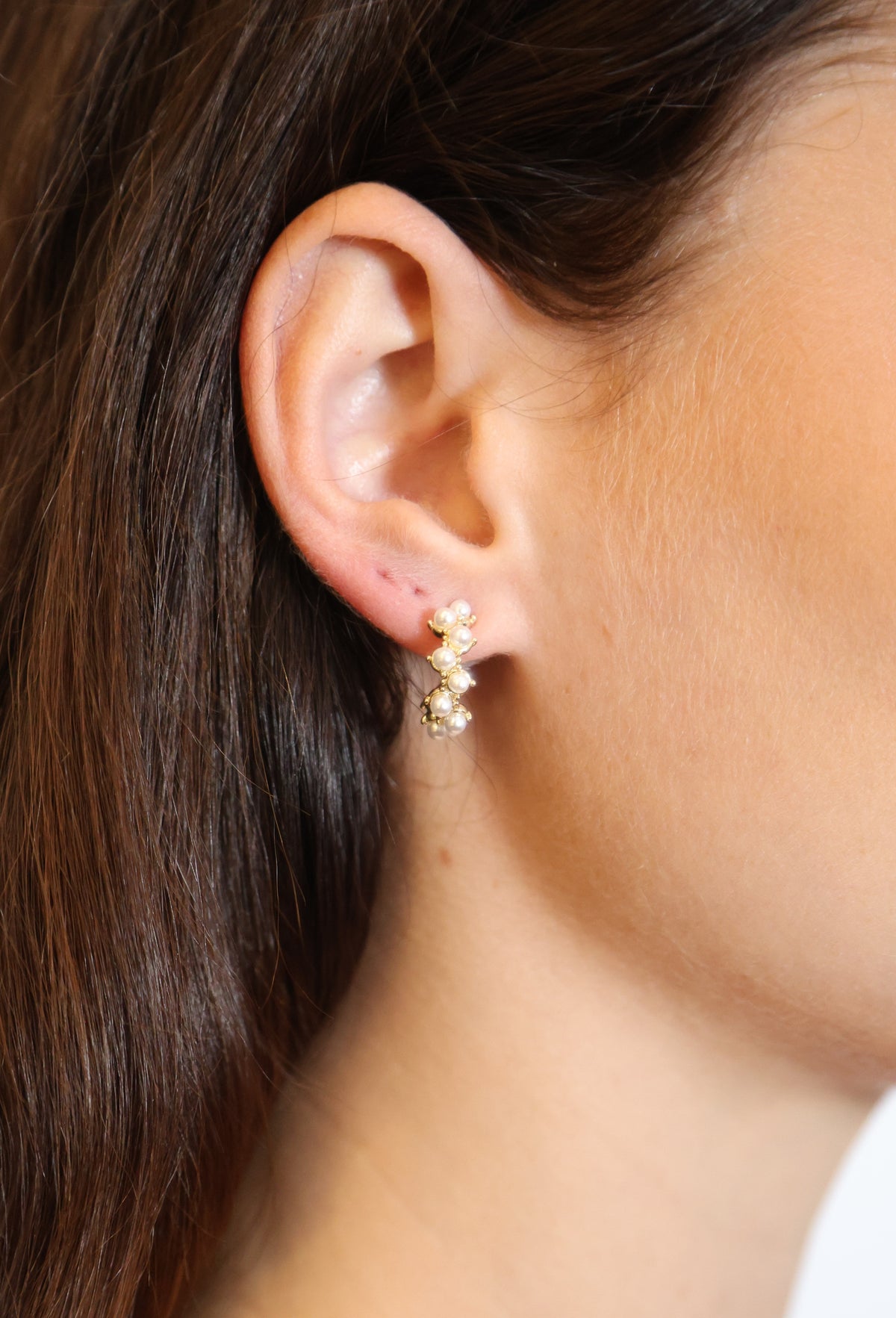Mayfair pearl irregular oval earring Guld på modell