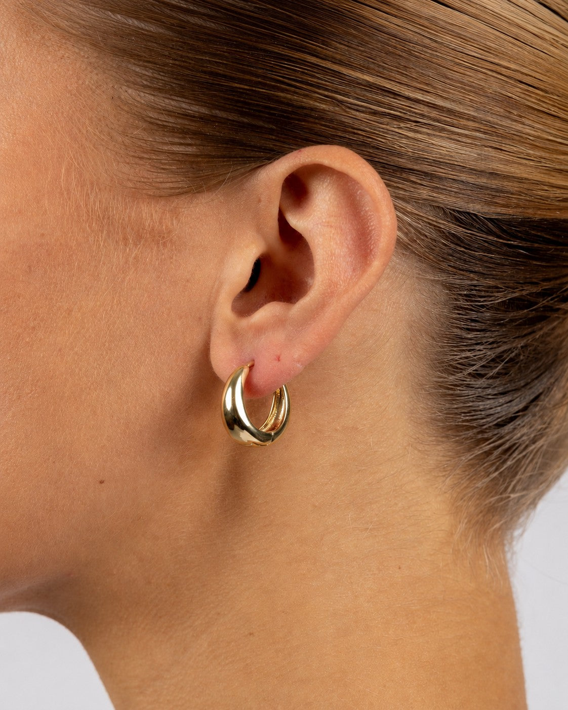 Union Honey drop earring 20mm Guld på modell