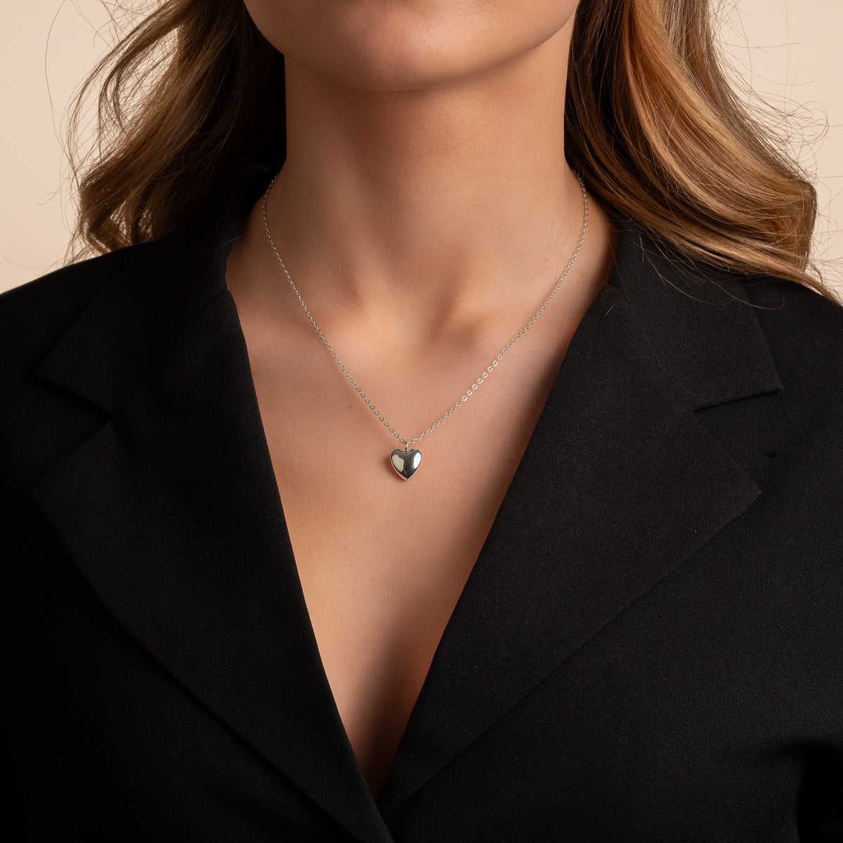 Lovely heart pendant necklace 42 Silver på modell