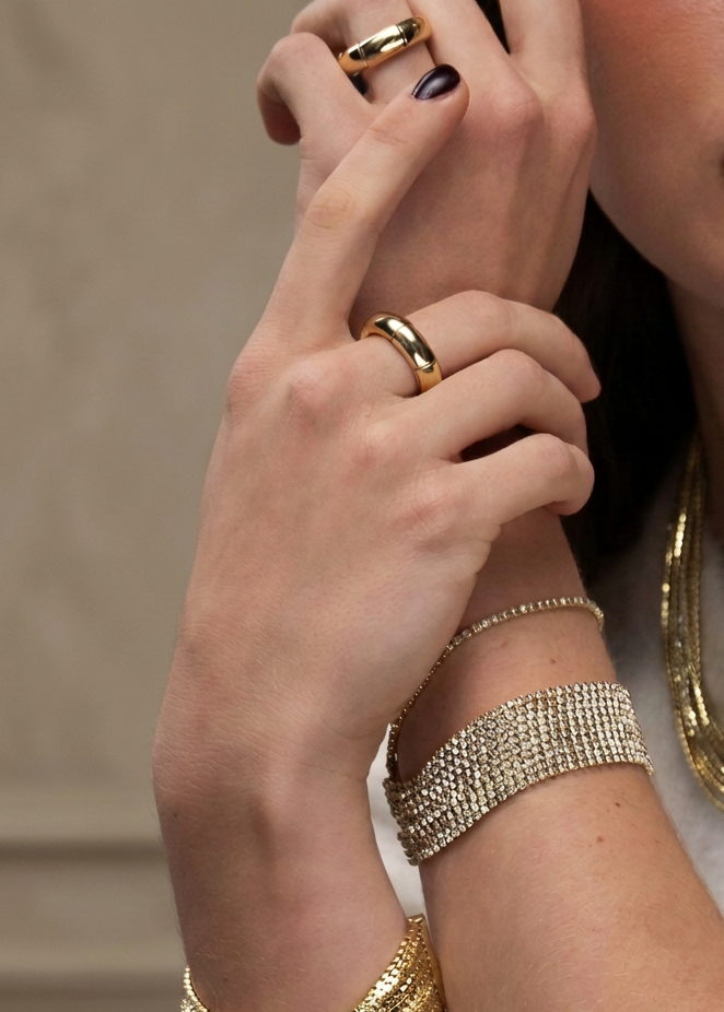 Ringbild med något mörkare beige bakgrund och diskret sekelskifteskänsla